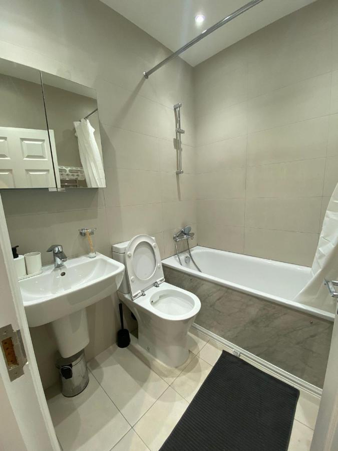 4 Wharncliffe Drive Hotel Hanwell Exterior photo