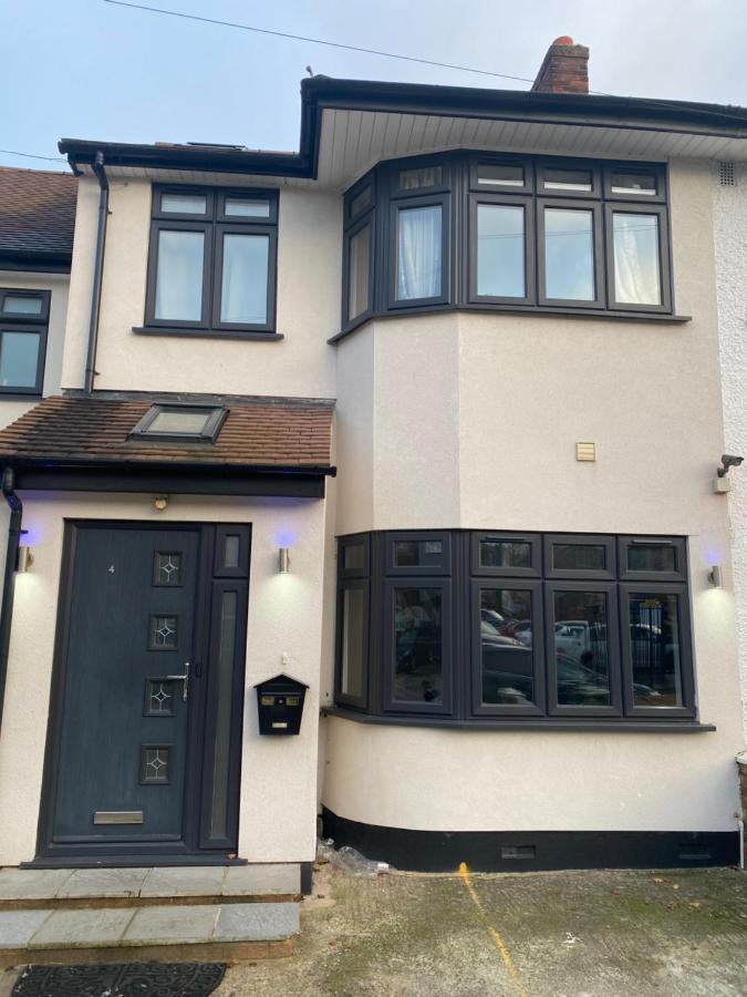 4 Wharncliffe Drive Hotel Hanwell Exterior photo