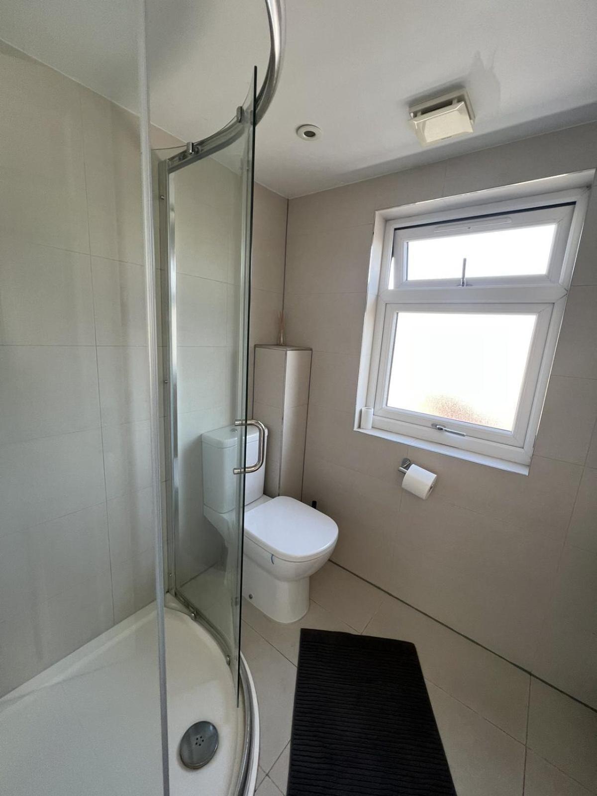 4 Wharncliffe Drive Hotel Hanwell Room photo
